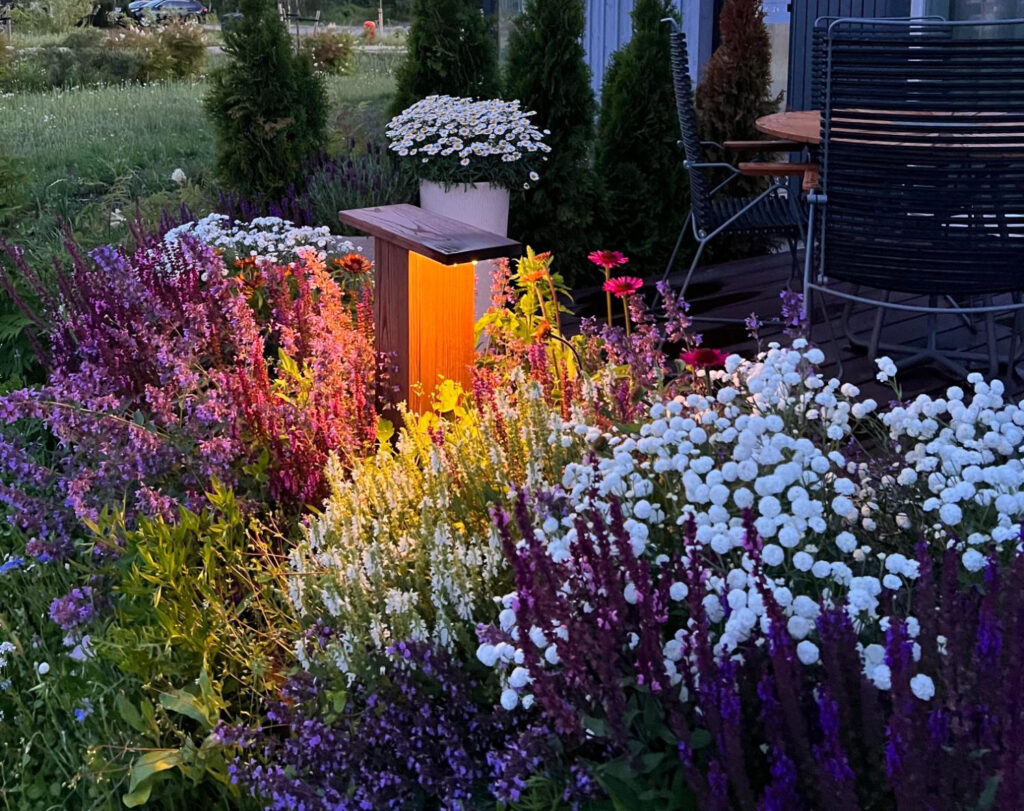 Valgustatud lillekast